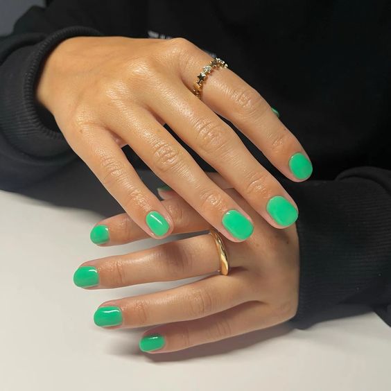 homecoming nail ideas for green dress