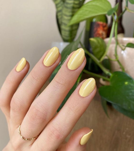 yellow homecoming nail ideas