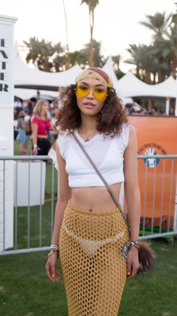 Coachella hairstyles for curly hair