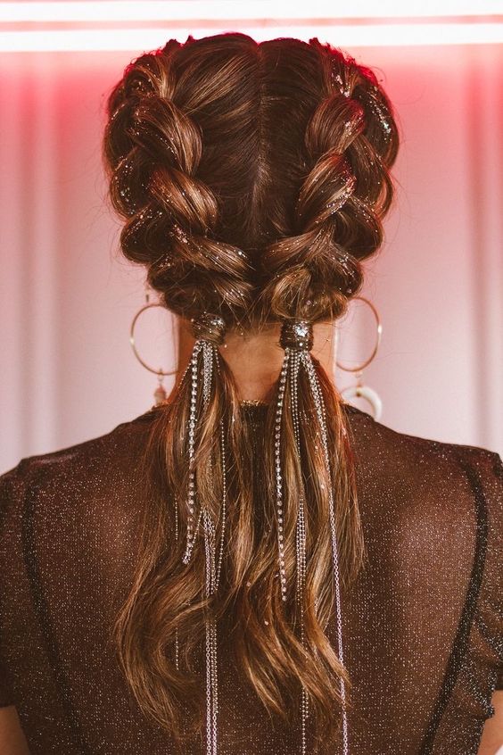 20 Photos That Prove Glitter Roots is The Official Hairstyle of Festival  Season  Cabelo festival de música Brilho no cabelo Maquiagem festival de  música