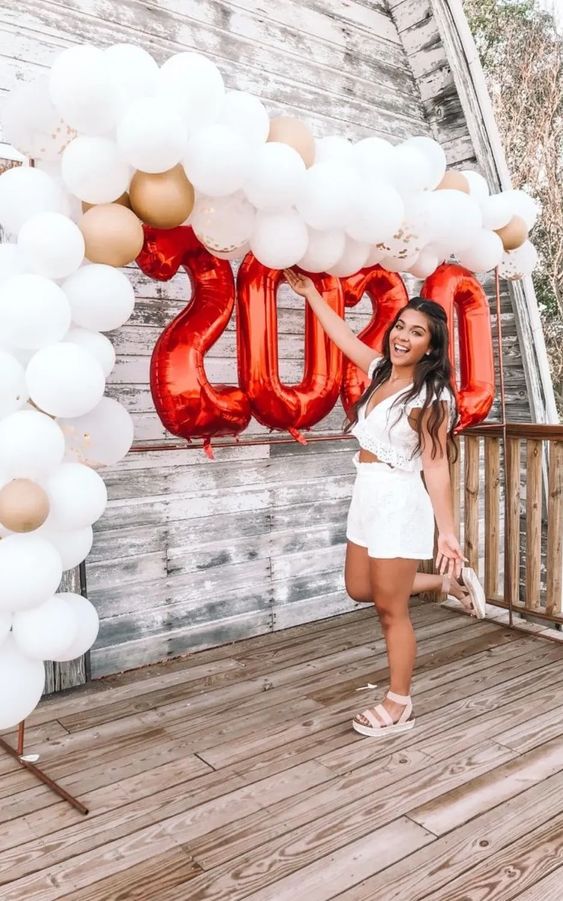 DIY graduation backdrop ideas with balloons