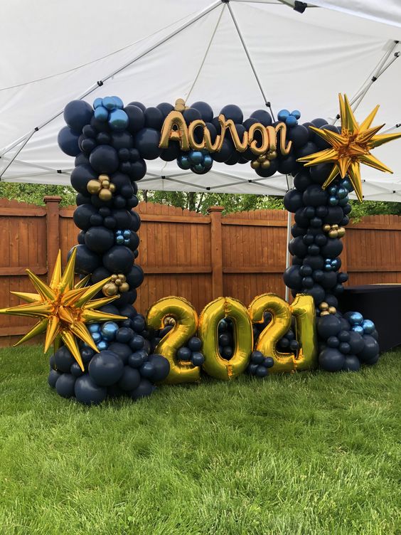 graduation balloon arch