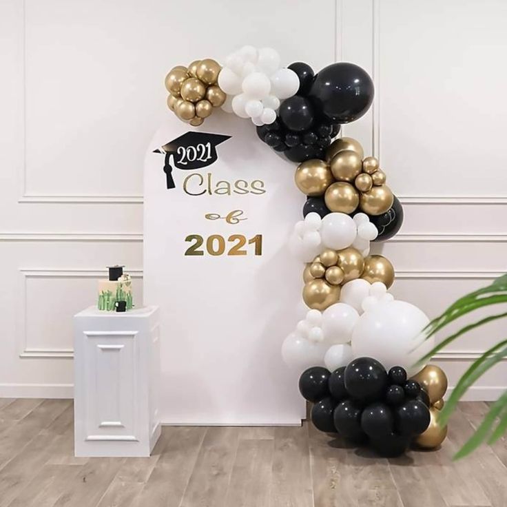 easy DIY graduation backdrop