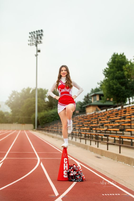 cheerleader senior picture pose