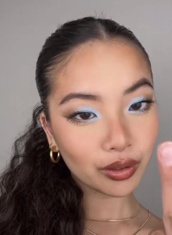 Makeup for light blue dress 