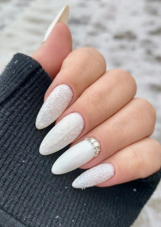 simple white acrylic nails for holiday